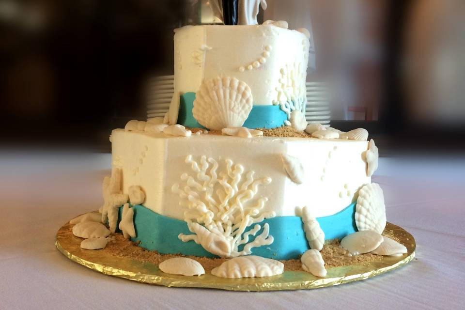 Eat, drink and eat wedding cake at the Eagles Golf Club