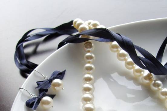 Ribbon and Pearl Necklace
$42.00
This beautiful Ribbon and Pearl necklace is made with love and for all the Bridesmaids & Brides to be out there.
This necklace is made with 10mm creamy Swarovski Pearls, and is closed with Silver Crimps and Crimps covers. Closes as a Bow with a navy blue 1/4