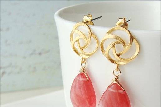 Beautiful as the painting of Mona Lisa, this one of a kind earring speak for itself.
A stunning flat Cherry Quartz Teardrop (13x18mm) handwrapped onto a 16k gold circle motive earring. This earring has a .925 Silver stud attached and comes with a Butterfly secure.
The earring measures a petite 1.5