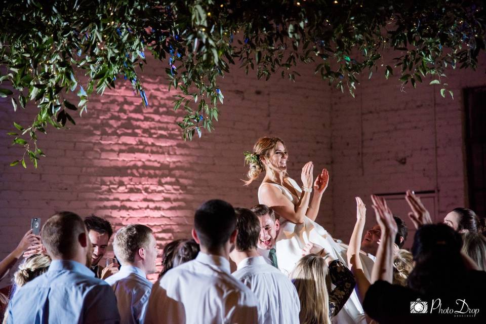 MixWire -  wedding guests on the dance floor