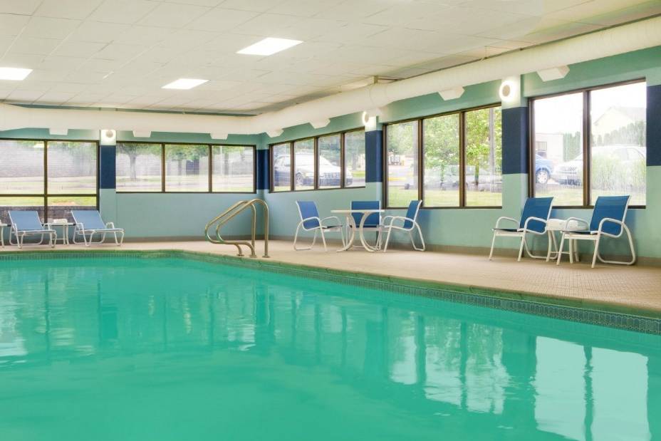 Heated indoor pool with jacuzzi