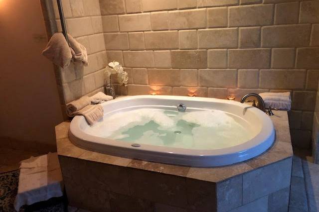 Private bathtub soaking for couples