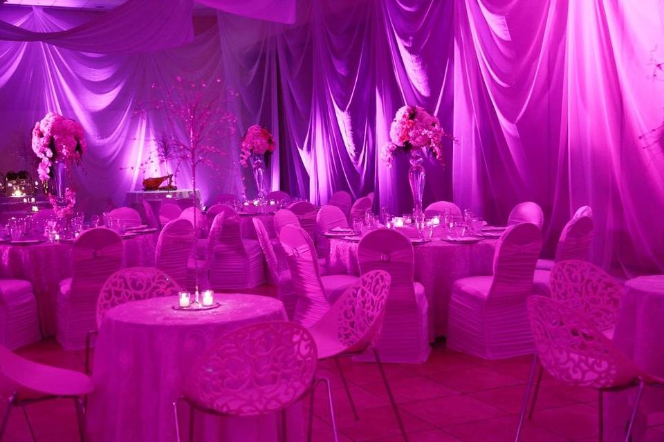 Cocktail tables and round chairs
LED illumination