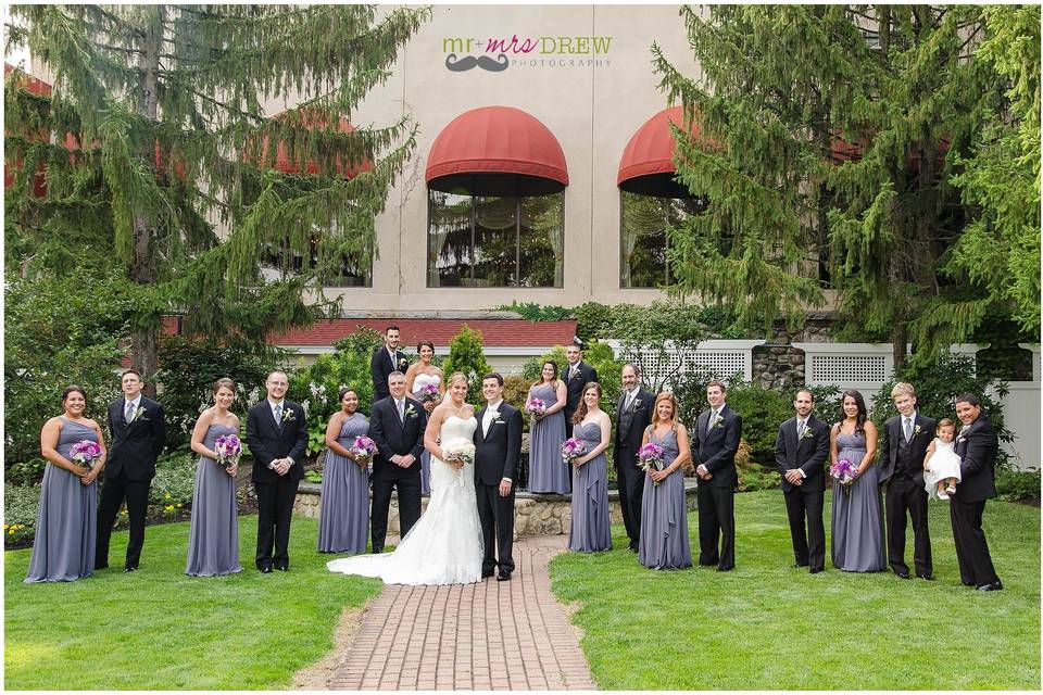 Couple with bridesmaids and groomsmen