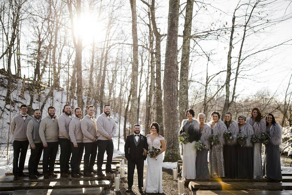 Couple with bridesmaids and groomsmen