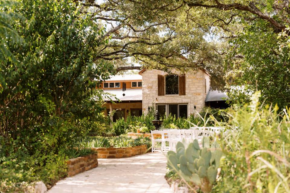 Casadecas and Courtyard