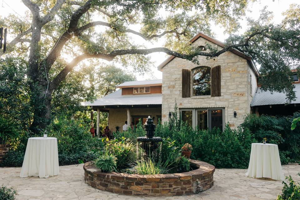 Casadecas and Courtyard
