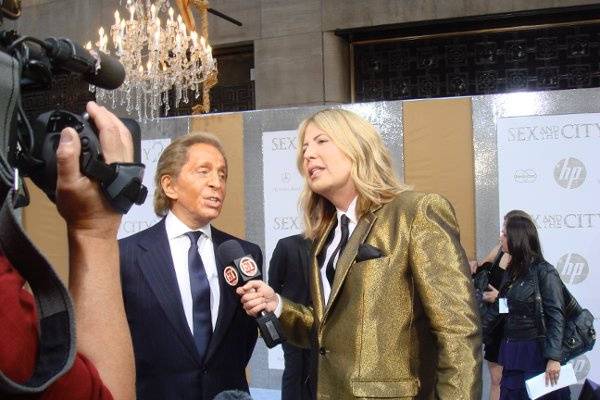 Fashion Contributer, Cojo, interviewing fashion designer, Valentino.Sex in the City 2 Premiere