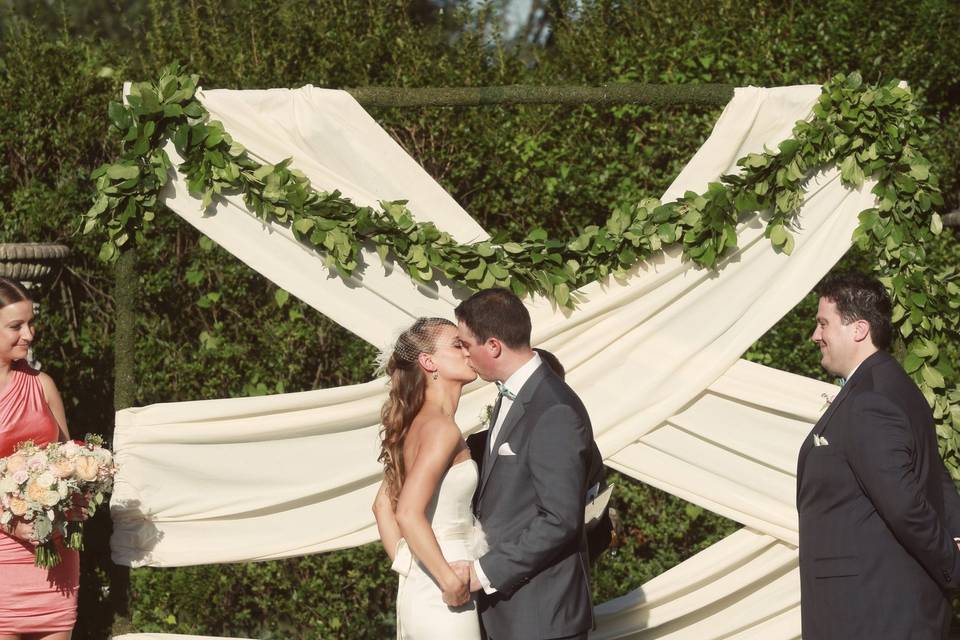 Couple's traditional kiss