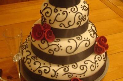 Fondant with red roses and black piping