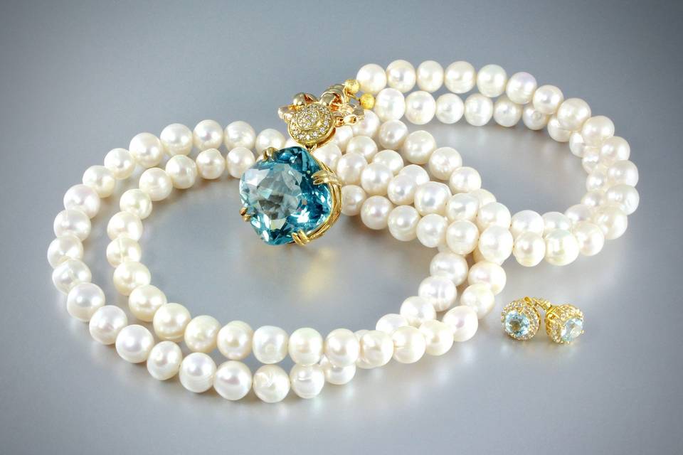 Personalized Bridesmaids Pearl Bracelets in Custom Packaging