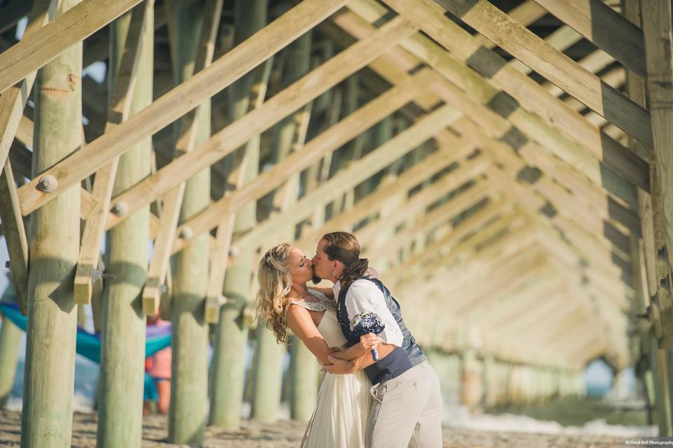 Couple kiss | Richard Bell Photography