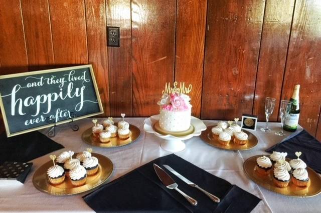 Cutting cake/cupcakes