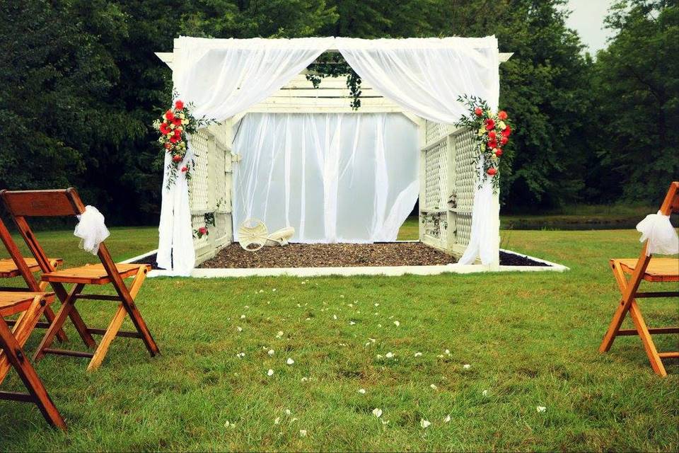 Outdoor back yard ceremony