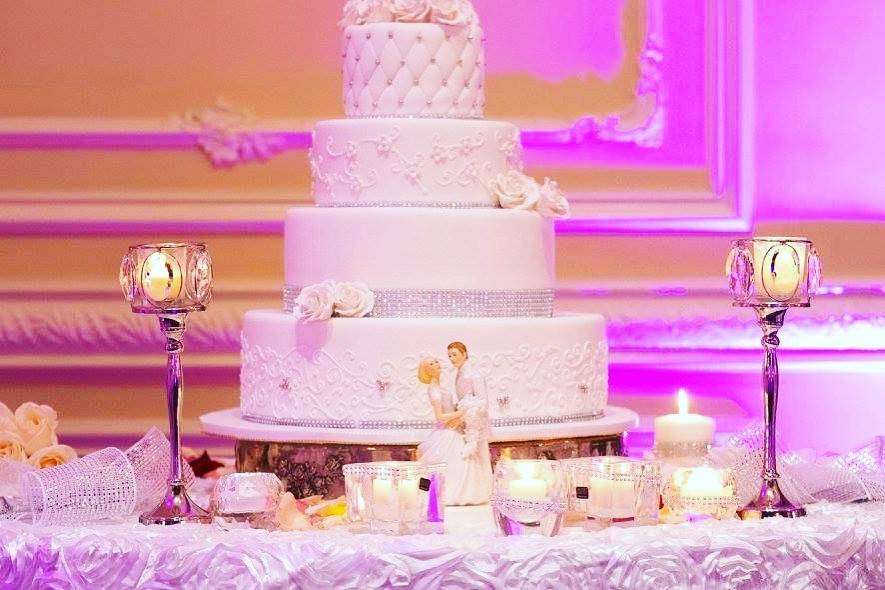 Stunning cake table designs with dazzling candle light decor. Cake topper, tablecloth #caketable #wedding #linens #decor #weddingdecor #cake #alexandriaweddingdecor #candles #dazzle
