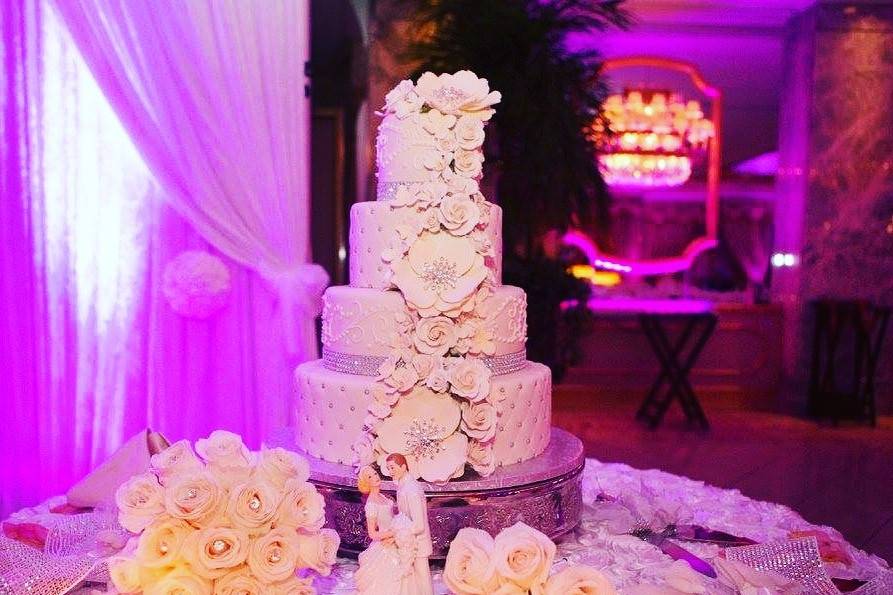 mazing cake table decor, dazzling candles, votives, and rosette satin tablecloth. Cake by @dortonibakery thank you!