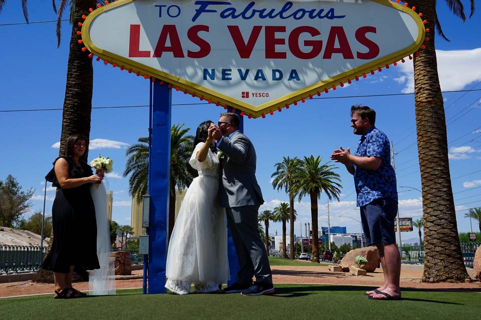 GET MARRIED AT LAS VEGAS SIGN