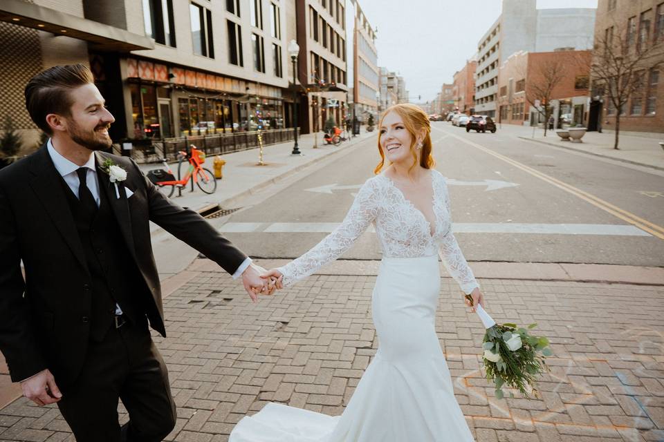 Newlyweds take a stroll in the city