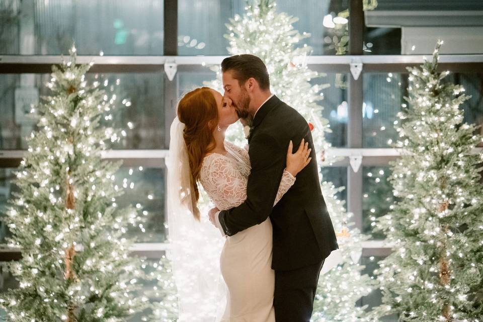 Christmas wedding kiss