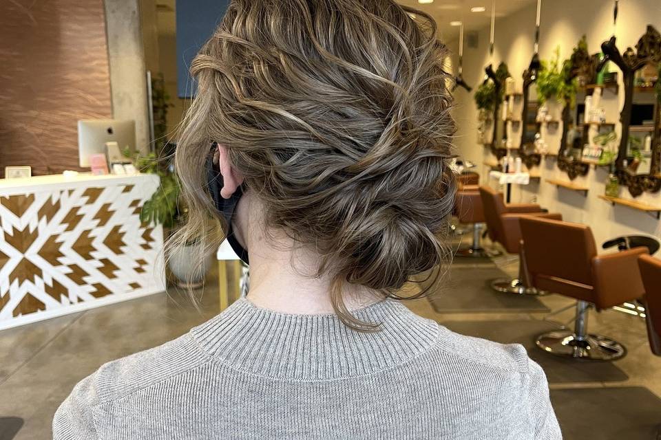 Low bun with natural wavy text