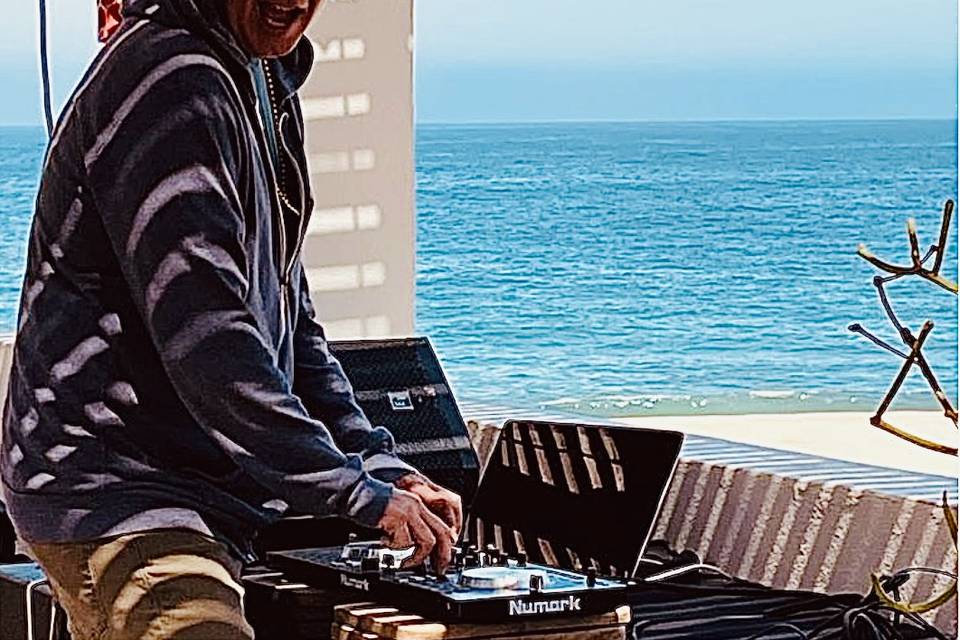 Dj'ing in front of the Ocean