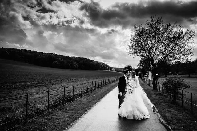 Newlyweds kissing - Imagine if Photography