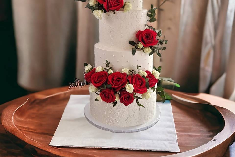 Red roses on a white cake