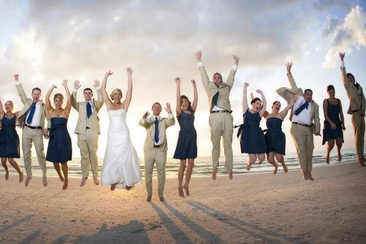 Couple with bridesmaids and groomsmen