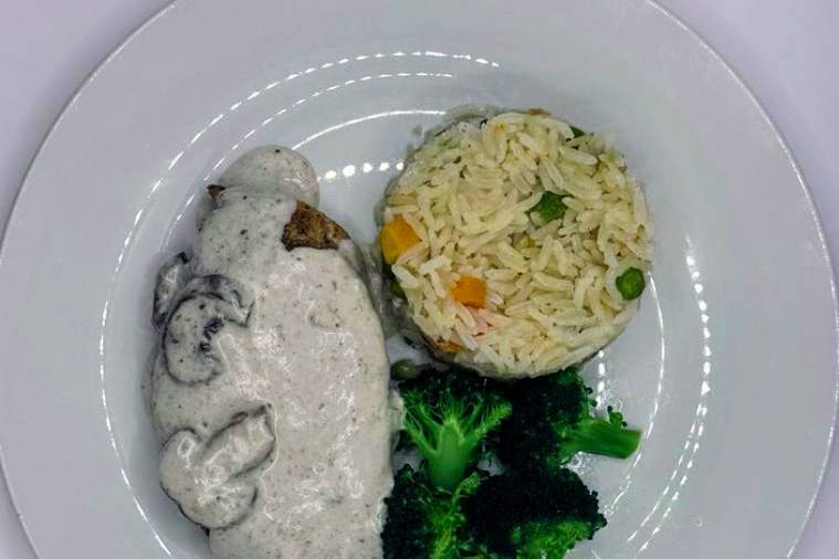 Pollo, broccoli y arroz de veg