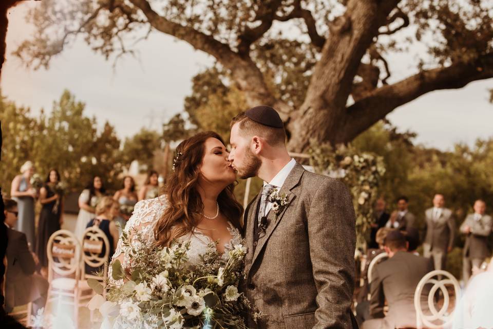 Kiss at the end of the aisle