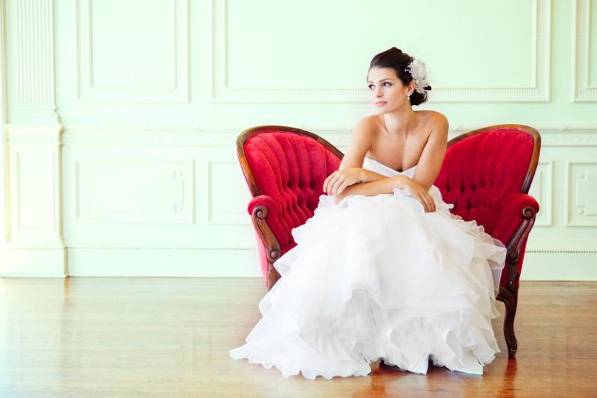 Makeup & Hair: Skyla Arts
Photography: Memoire Studio
Venue: Kohl Mansion