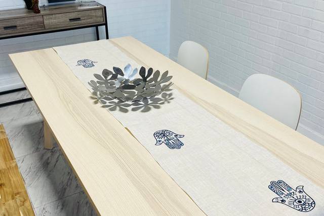 Linen table runner