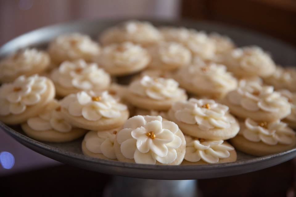 Ivory petal flower cookies