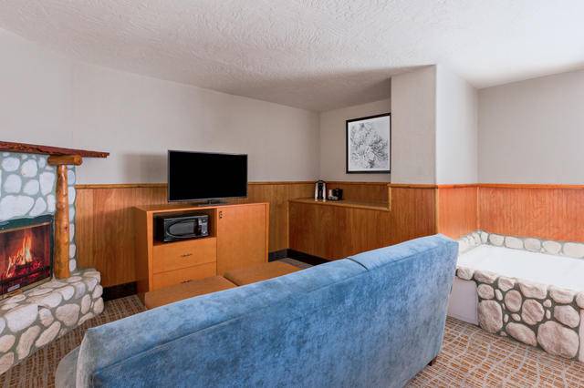 A comfy couch, spa tub, and fireplace. What else could you need for a romantic getaway?