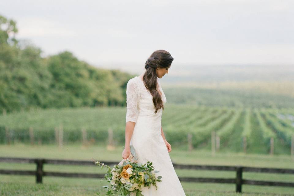 Wedding editorial photographed by Kacie Lych and styled by Elisa Bricker at a charming vineyard in Virginia is the epitome of laid-back sophistication. With a muted color palette and little splashes of gold, this wedding inspiration shoot is absolutely exquisite! From Kacie Lynch Photography