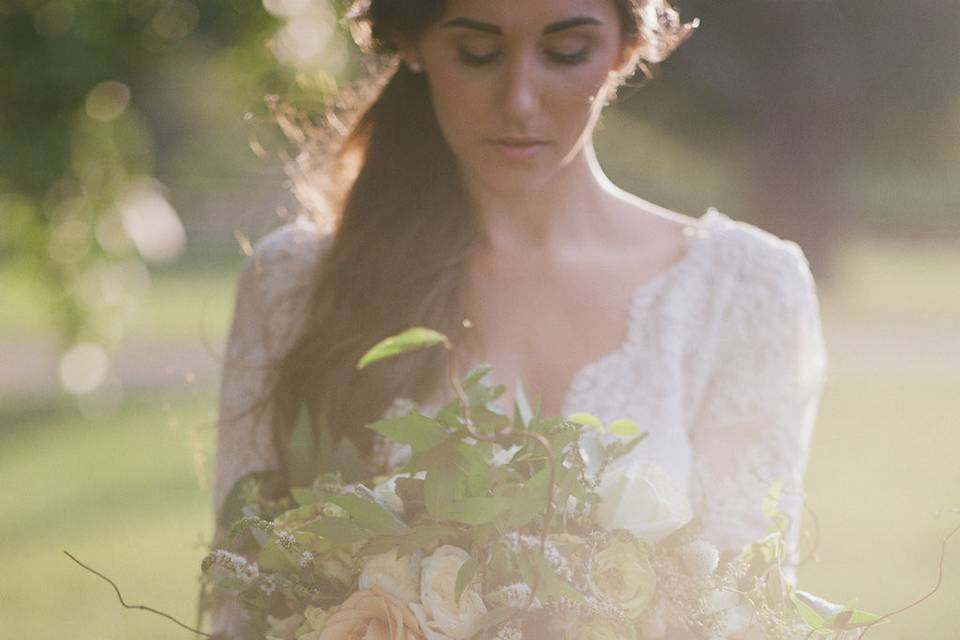 Wedding editorial photographed by Kacie Lych and styled by Elisa Bricker at a charming vineyard in Virginia is the epitome of laid-back sophistication. With a muted color palette and little splashes of gold, this wedding inspiration shoot is absolutely exquisite! From Kacie Lynch Photography