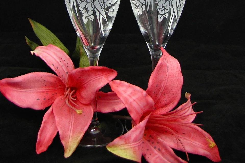 Macaw champagne glasses for tropical wedding