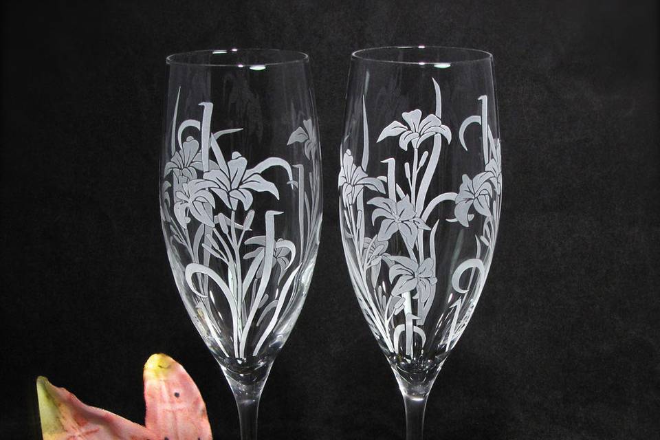 Bride And Groom With Calla Lily Bouquet Champagne Toasting Glasses Flutes 