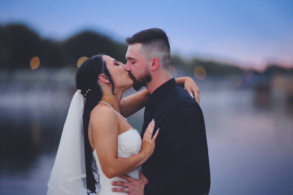 Kiss in front of a lake