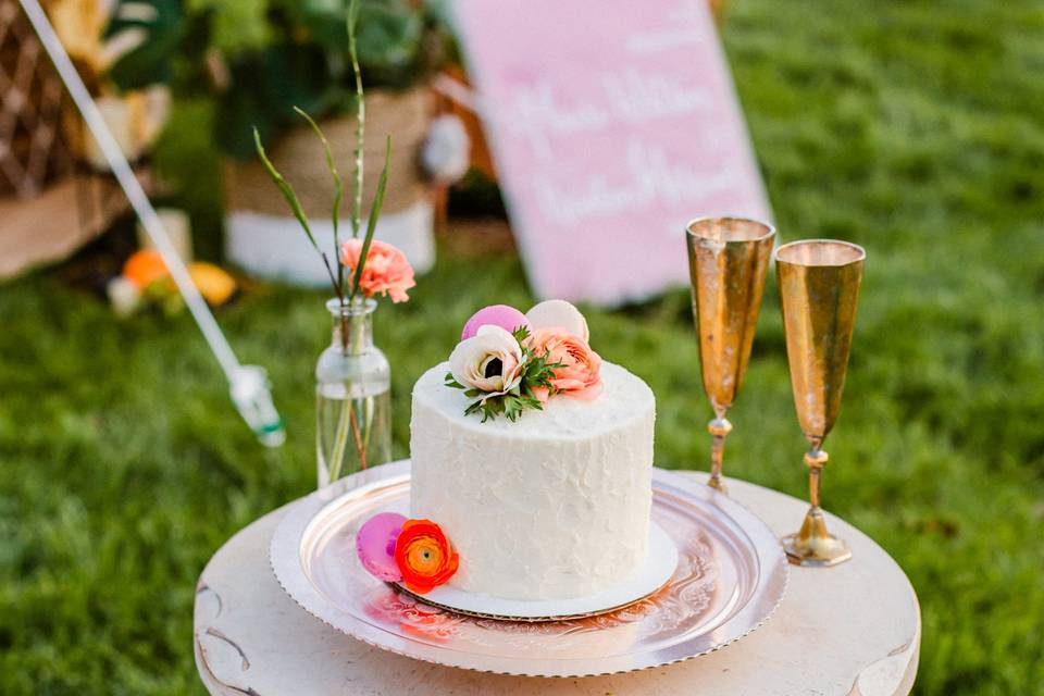 Cake table and tray