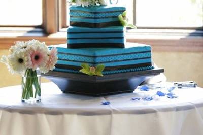 Photo by Gideon Photography
Flowers by Bloomers
Coordinated by Taylor Made Weddings and Events
Cake by Leslie Ence