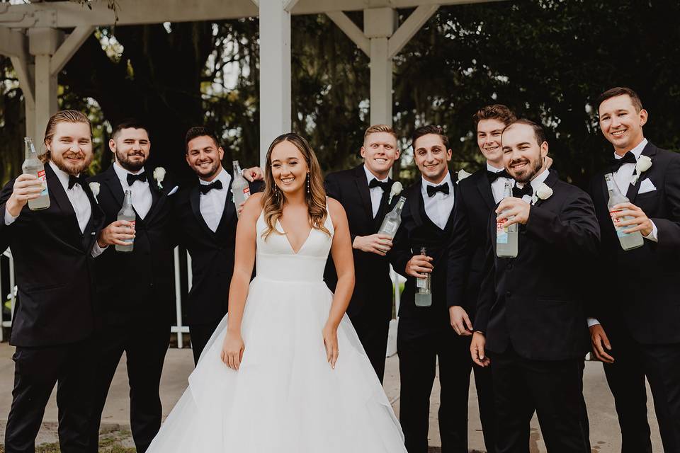 Bride & all her groomsmen