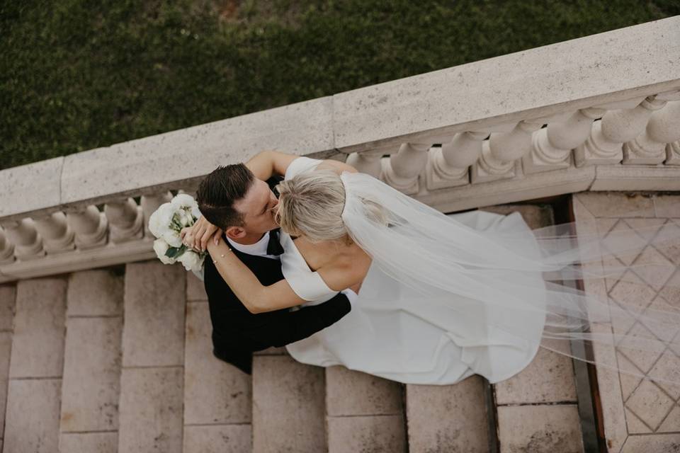 A kiss on the steps