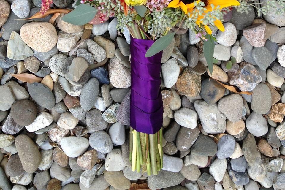 Bouquet by the rocks