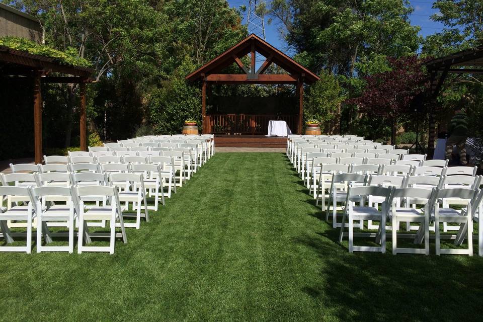 The day was perfectly sunny for the ceremony on the Crooked Vine lawn.  A beautiful setting !