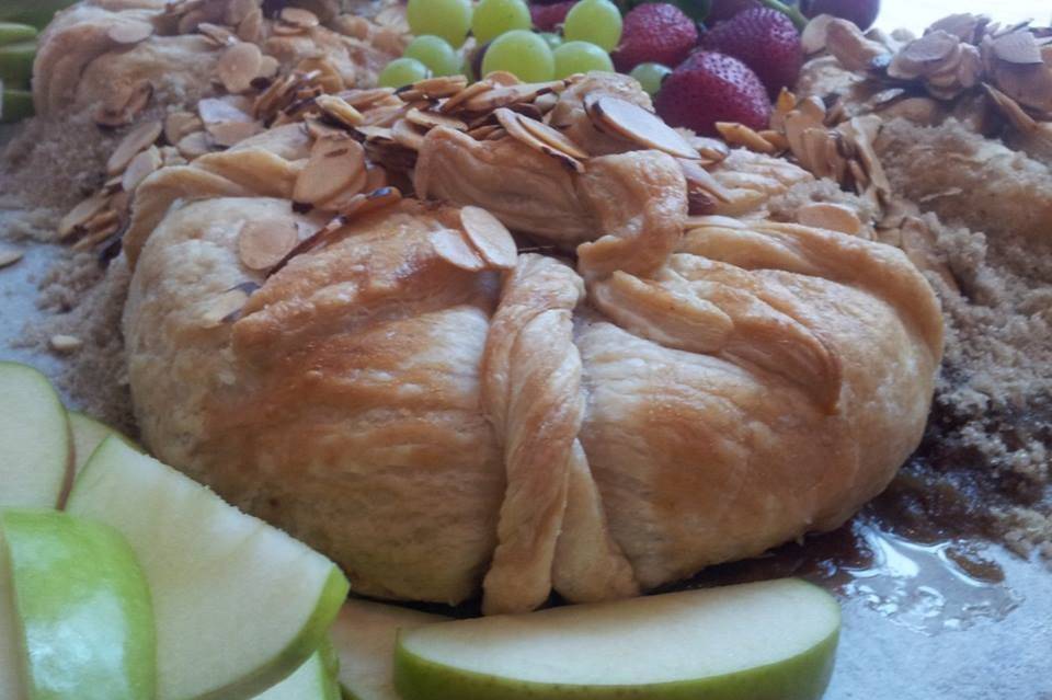 https://cdn0.weddingwire.com/vendor/800116/3_2/1280/jpg/1425419220633-baked-brie.jpeg