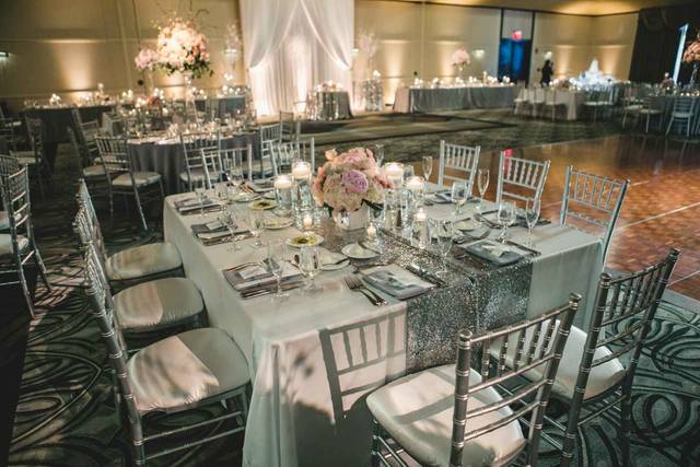 Square tables and Chiavari chairs