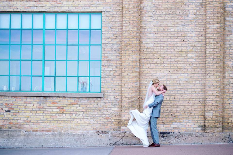 Sweeping her off her feet (Chelsea Reeck Photography)