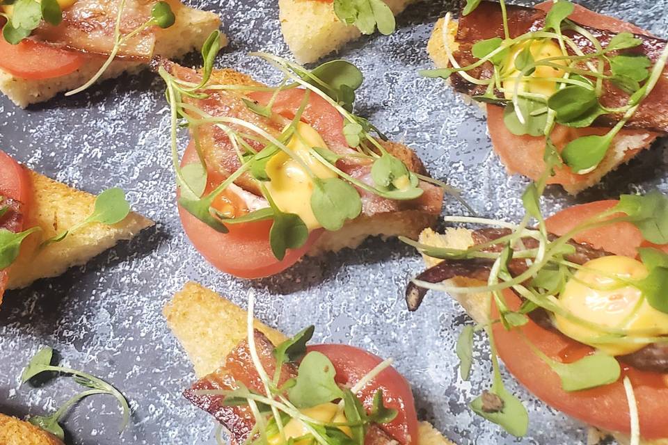 Mini BLT crostini