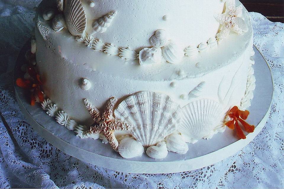 Sugar seashell cake with a touch of flesh flowers